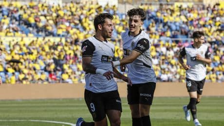 El Valencia alza la mirada a Europa tras hundir a Las Palmas