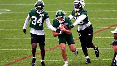 Isaiah Davis makes over-the-shoulder grab as stock keeps rising at Jets camp