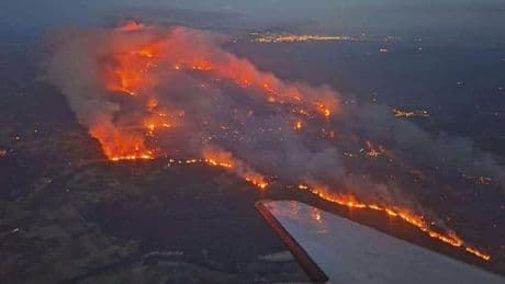 El fuego del sur de Francia se ralentiza pero sin control: "El riesgo sigue siendo muy alto, más que nunca"