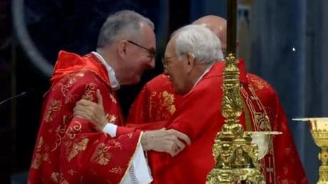 El cónclave inicia con polémica: un cardenal decano le desea "suerte por partida doble" a Parolin