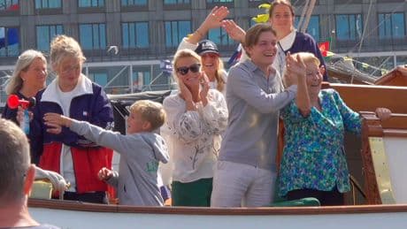 Prinses Beatrix dolt met kleinkinderen op boot