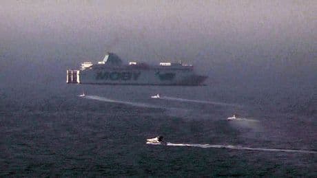 Incendio su un traghetto al largo di Capri con 155 persone a bordo: nave trainata verso Napoli