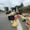Un camion chargé de dix tonnes de denrées alimentaires se renverse sur une route des Côtes-d’Armor