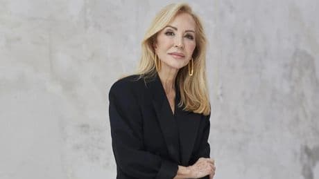 Carmen Lomana se va al concierto de las Nancys Rubias en Marbella con el vestido lencero más sofisticado