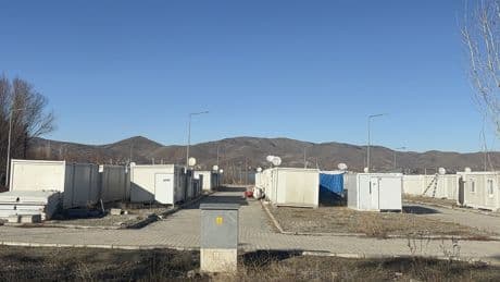 Elazığ'da konteynerden çıkarılacağını öğrenen depremzede fenalaşarak hastaneye kaldırıldı