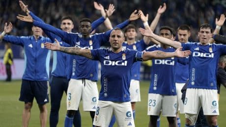 La magia de Cazorla guía al Oviedo y el técnico del Almería habla de &quot;adulteración absoluta&quot;