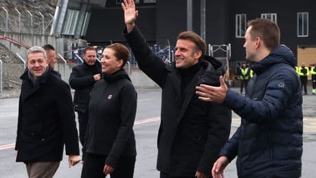 Macron visita Groenlandia para mostrar "la solidaridad europea" frente al desafío de Trump