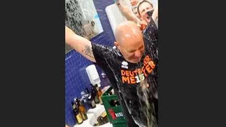 Kabinen-Video aufgetaucht - Diese Meister-Party eskaliert komplett