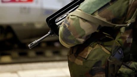 Tribune de militaires: deux anciens généraux radiés pour "manquement au devoir de réserve"