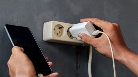 Telefon şarj ederken yapılan bu hata binlerce liraya mal oluyor