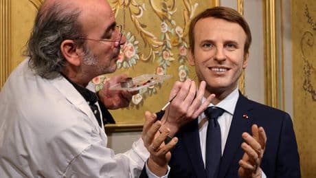 Volée au musée Grévin, la statue d’Emmanuel Macron déposée devant l’ambassade de Russie