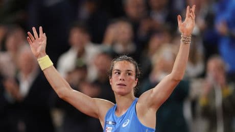 French Open star Lois Boisson told she ‘smells really bad’ by Britain’s Harriet Dart