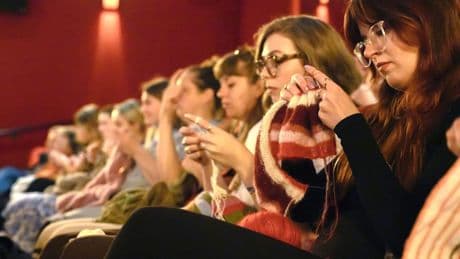 Handarbeit: Im Strickkino bleibt das Licht an