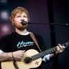 Ed Sheeran verrast Ierse pub met optreden tijdens traditioneel muziekfestival
