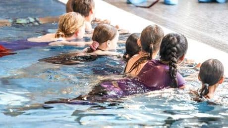 Schwimmunterricht: Strenggläubige Kinder müssen laut Gerichtsurteil in Freiburg teilnehmen