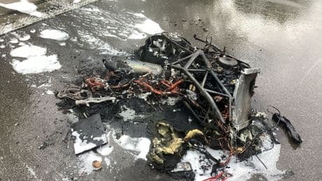Brennendes Wrack: Motorrad zerschellt - Fahrer nur leicht verletzt