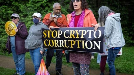 US-Präsident empfängt Trumpcoin-Investoren - Protest gegen "Krypto-Korruption"