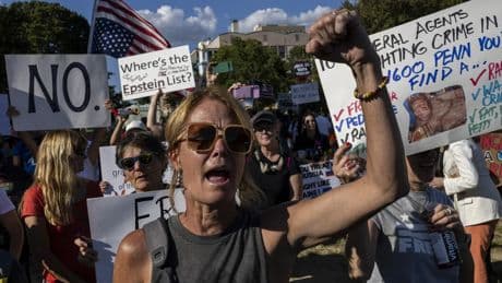La primera víctima de Epstein culpa a Trump de negarle documentos que le ayudarían a "recordar"