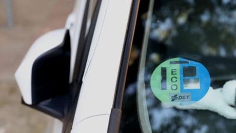 El sistema de etiquetas de la DGT, en revisión: estas son las claves del cambio