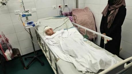 Adam, morto anche il padre del bimbo palestinese che ha perso 9 fratelli nell'attacco a Gaza: il piccolo verrà in Italia per curarsi