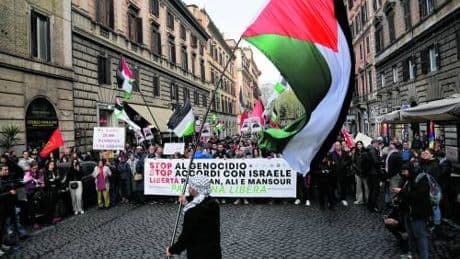 Sinistra in piazza senza centristi e garanzie. Verso il boomerang di un 7 giugno di odio
