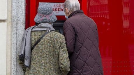 Comisiones de hasta un 5%: los casos en los que usar la tarjeta o sacar dinero del banco sale muy caro