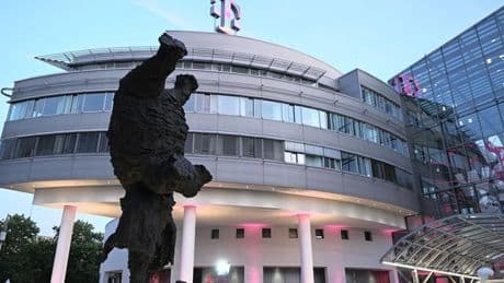 Kunstwerk enthüllt: Telekom kauft acht Meter hohen Bronze-Elefanten