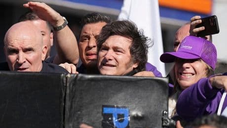 Bei Wahlkampfveranstaltung : Argentiniens Präsident Milei mit Steinen beworfen
