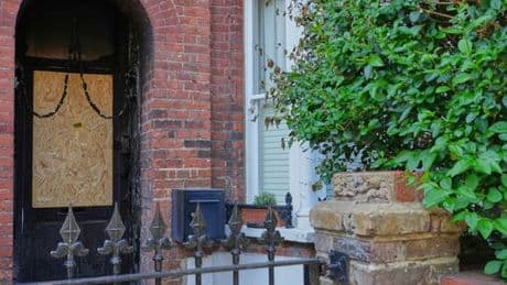 Incendie d’une propriété de Keir Starmer : un troisième homme inculpé, selon la police de Londres