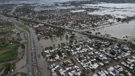 Au moins un mort, des milliers d'évacués... Les images des inondations meurtrières en Argentine