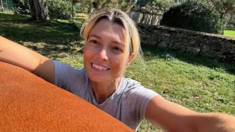 I sorrisi col nuovo compagno, le carezza alla figlia: Carlotta Mantovan ritrova la felicità
