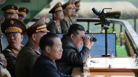 Corea del Nord, nave militare appena inaugurata affonda davanti agli occhi di Kim Jong Un. Il leader supremo: «Atto criminale»