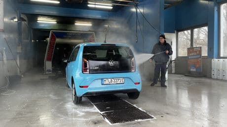 Kaminkehrer laufen verdreckt durch die Waschstraße: Wie endet das Experiment?