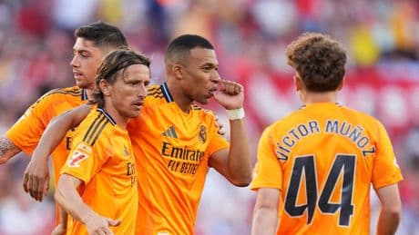 El Real Madrid gana a un Sevilla que acabó con nueve