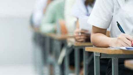 Studie zu Prüfungszeitpunkten: Die besten Chancen haben Sie zwischen 11 und 13 Uhr