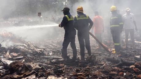 Crash d'avion en Inde: le patron d'Air India suggère qu'il y a des passagers survivants et qu'ils ont "été transportés à l'hôpital"