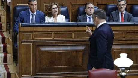 Sánchez responde a Feijóo con el 'y tú más' y el PP ahoga su intervención al grito de «dimisión»