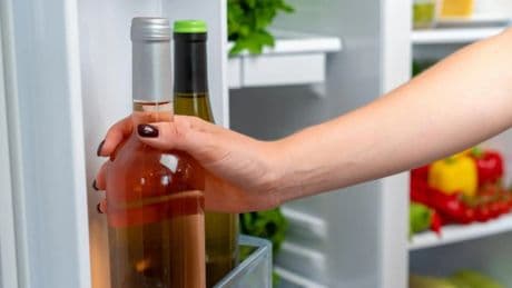 Las cuatro maneras más rápidas de enfriar un vino, según los expertos: de la sal al calcetín