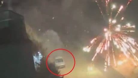 Araçtan atılan havai fişek yangına neden oldu; o anlar kamerada