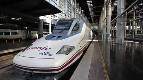 ¿Se acabó pagar 2 euros por una botella en el tren? Esto es lo que propone Sumar
