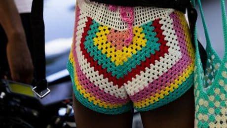 Häkelmode im Sommer: Warum der Trend zur warmen Jahreszeit passt
