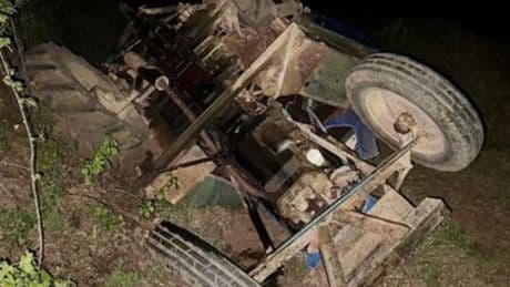Devrilen traktörün altında kaldı