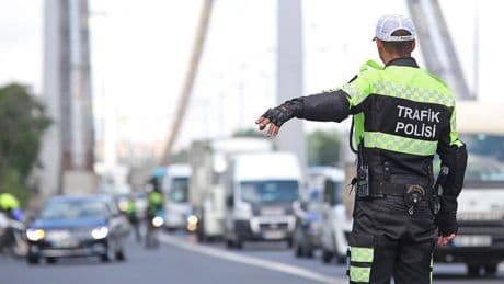 Trafiği tehlikeye düşüren iki sürücüye 53 bin lira ceza