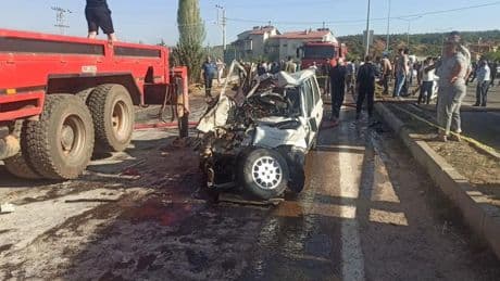 Konya'da korkunç kaza! Otomobil ile tır çarpıştı! 3 ölü