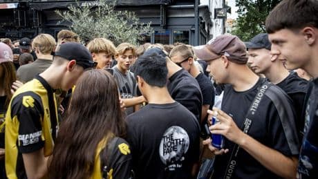 Grimmige sfeer onder Vitesse-fans: journalisten aangevallen