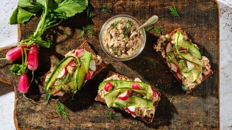 Trakteer jezelf op horsmakreel-spread op roggebrood