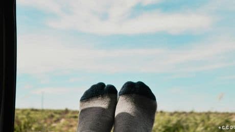 È possibile guidare un'auto in ciabatte o a piedi nudi? Cosa dice il Codice della strada