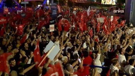 CHP’nin mitingi Adana’da başladı: “250 bin kişi Zeydan Karalar’a sahip çıkıyor”