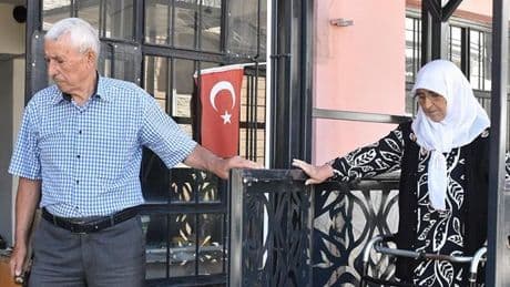 Sen ne güzel bir eşsin Osman amca! Yürümekte güçlük çeken karısı için yaptırdı... 'Onun mutluluğu bana yetiyor'