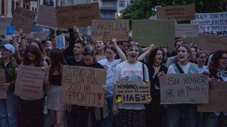 En direct, guerre en Ukraine : manifestation à Kiev contre le vote d’une loi privant les instances anticorruption de leur indépendance